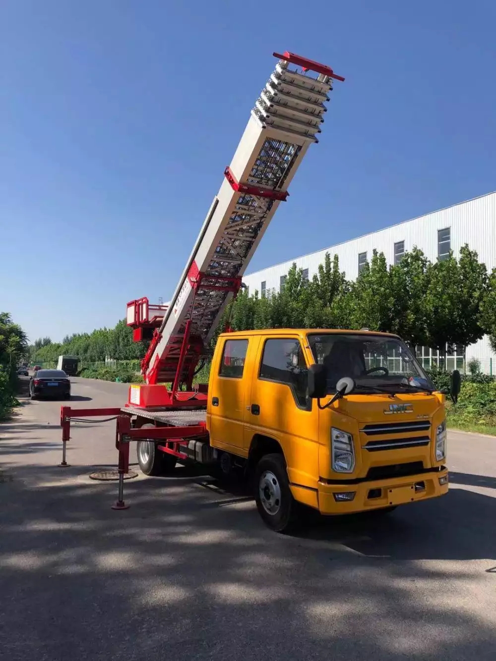 杭州拱墅附近的云梯车出租服务：轻松解决高空作业需求